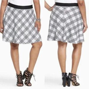 Torrid Gray & Black Tartan Plaid Skater Skirt in Size 1